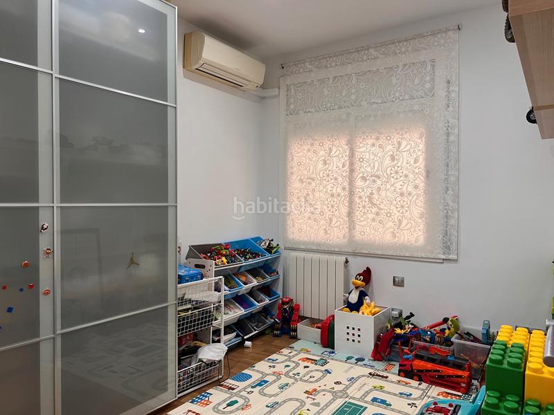 Foto 2d2cc2a8-437d-49fc-bc93-4a95764cd18f. Triplex with fireplace heating in Casagemes Badalona