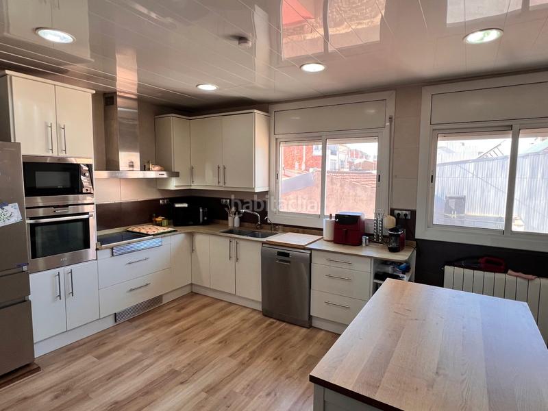 Foto 3be415df-eba9-4bee-ad62-9e977da66d97. Triplex with fireplace heating in Casagemes Badalona