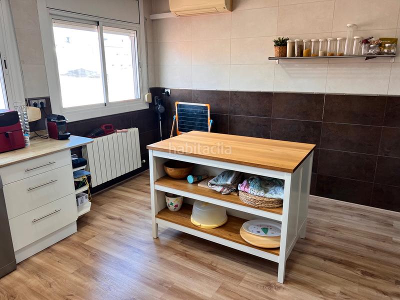 Foto 709c299a-2a96-418a-a626-cb3afc2852a8. Triplex with fireplace heating in Casagemes Badalona