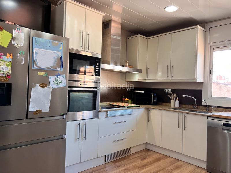 Foto 8ad17b24-116a-4ace-a75d-55d79373b08e. Triplex with fireplace heating in Casagemes Badalona