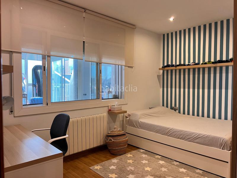 Foto 8b7ce4c4-7736-4436-a6fb-7b9e95fe5c45. Triplex with fireplace heating in Casagemes Badalona