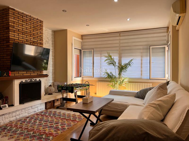 Foto bc980047-ab3f-4d7c-bdc4-6a47e0c5587b. Triplex with fireplace heating in Casagemes Badalona
