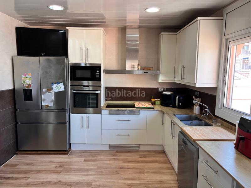 Foto f589455a-7f29-4c84-b824-41cf0e8e7085. Triplex with fireplace heating in Casagemes Badalona