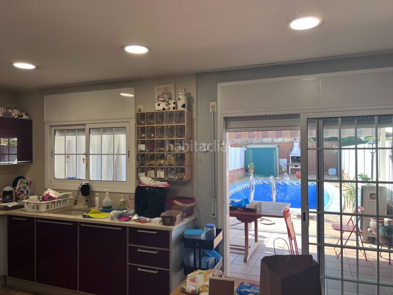 Foto 2ae08d39-a026-450d-8469-8d4e315d9aee. Casa adossada amb xemeneia calefacció aparcament piscina a Premià de Mar