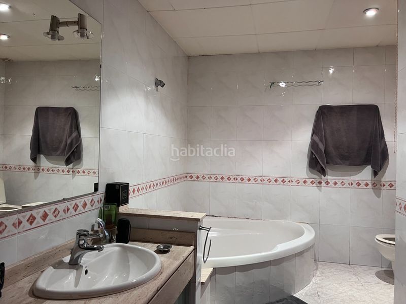 Foto a61bb56f-34d5-45d6-9c04-011bc6e75b6d. Casa adossada amb aparcament a Sants Barcelona