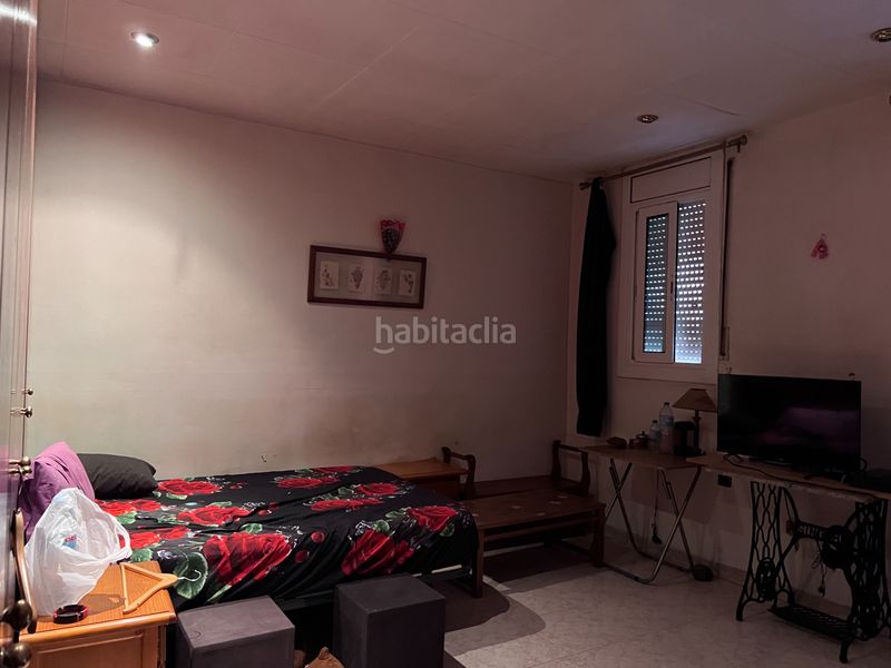 Foto f6d9fef3-04d7-43a4-9082-85efa5d2df2a. Casa adossada amb aparcament a Sants Barcelona