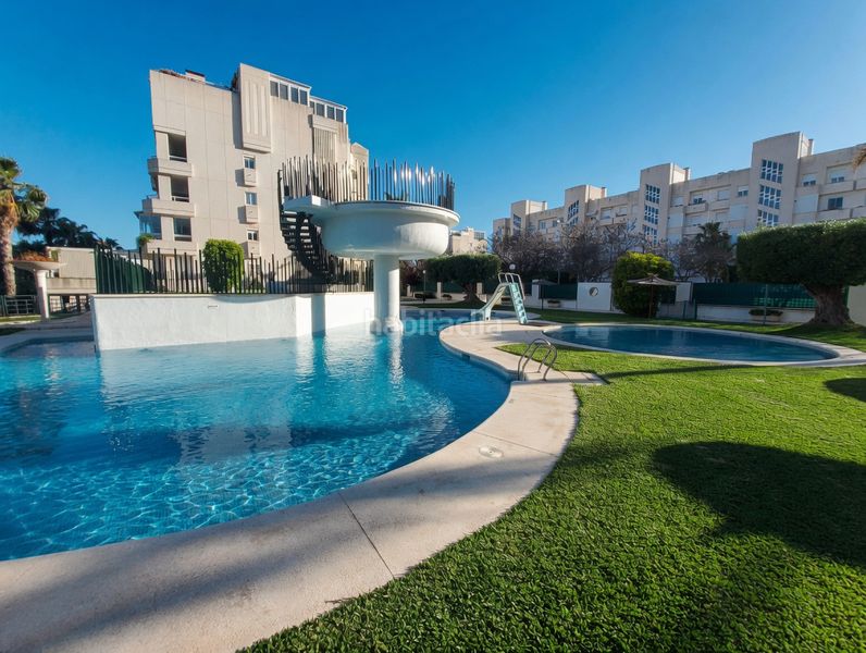 Foto df82e61b-d158-4890-bdd0-d072633609f4. Pis amb xemeneia calefacció aparcament piscina a Alicante
