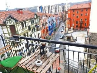 Pis en Iralabarri. Iralabarri. vivienda de 3 habitaciones y 2 balcones.