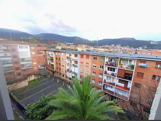 Pis a Iralabarri. Iralabarri. vivienda de 3 habitaciones y 2 balcones.
