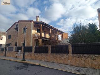 Chalet  Calle de la casona. Chalet independiente con piscina cubierta y yacusi