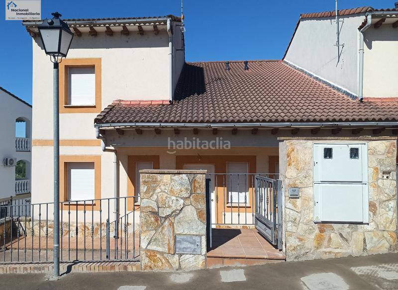 Foto dce7a6c4-8df0-4822-8d47-a3d4c8394302. Casa aparellada amb aparcament a Arenas de San Pedro