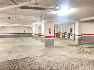 Aparcament cotxe  Calle fragata. Amplia plaza de garaje con una entrada amplia