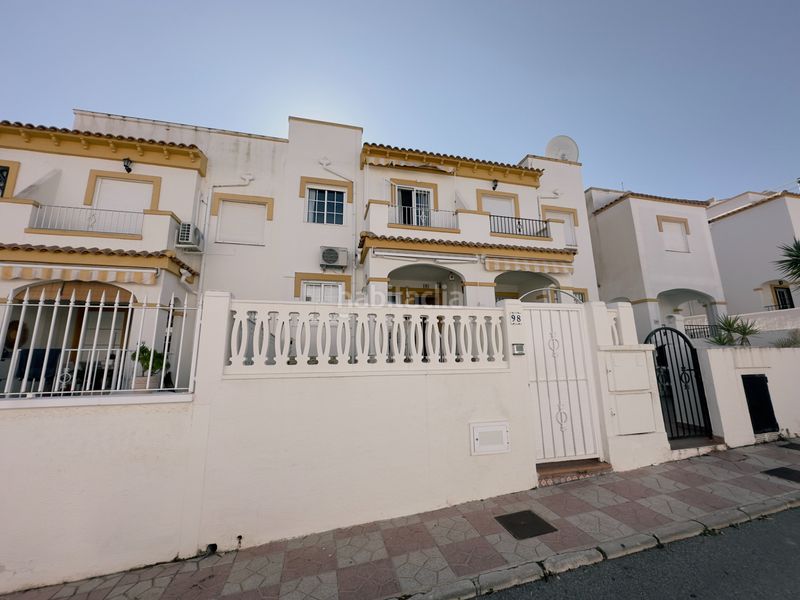 Foto 1af9e75a-9967-4e7d-8d4a-6ce20cc62c49. Casa a schiera in avinguda d'escandinàvia 23 in Gran Vista-Olivo de Oro Santa Pola