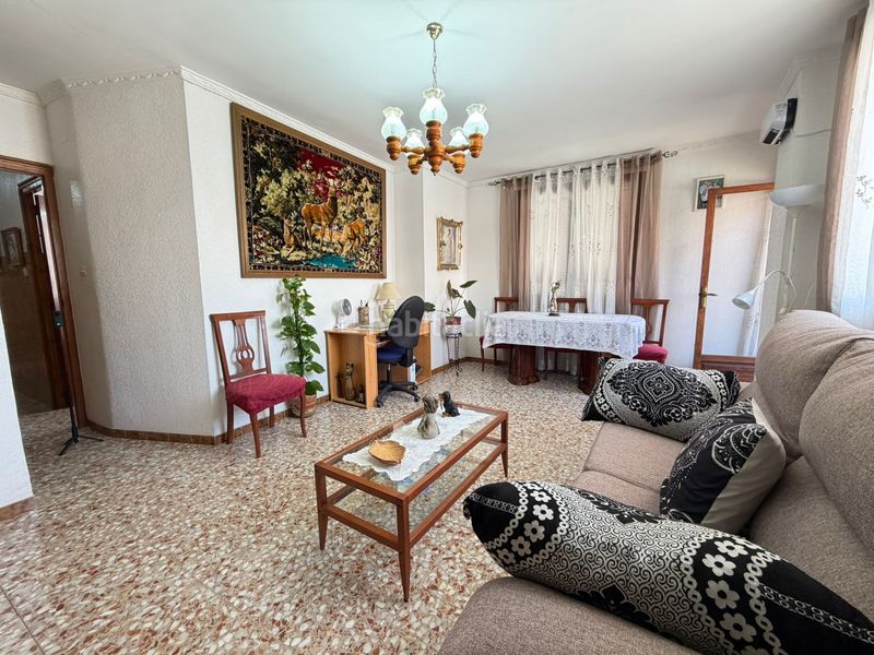 Foto 033a7171-9c22-4384-a2ad-ef41f2b3c58b. Casa amb xemeneia aparcament a Zona Playa de los Locos Torrevieja