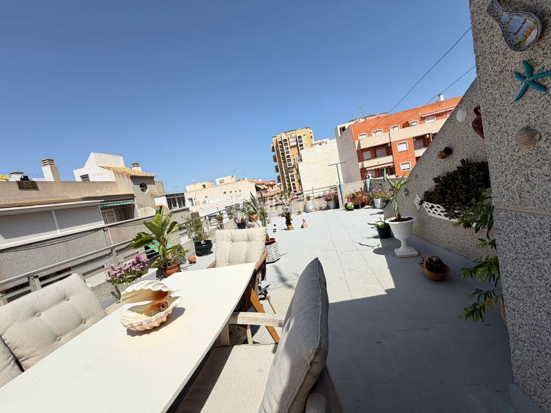 Foto 11a38ce6-39f9-4555-958e-af07a687db3c. Casa amb xemeneia aparcament a Zona Playa de los Locos Torrevieja