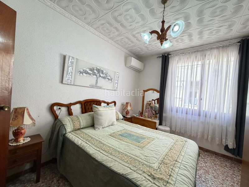 Foto 2445e477-68b3-4d9a-aba2-ad9e12905f48. Casa amb xemeneia aparcament a Zona Playa de los Locos Torrevieja