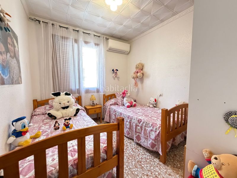 Foto 3af7b311-3bd1-4d3d-b08b-ec81b79f7856. Casa amb xemeneia aparcament a Zona Playa de los Locos Torrevieja
