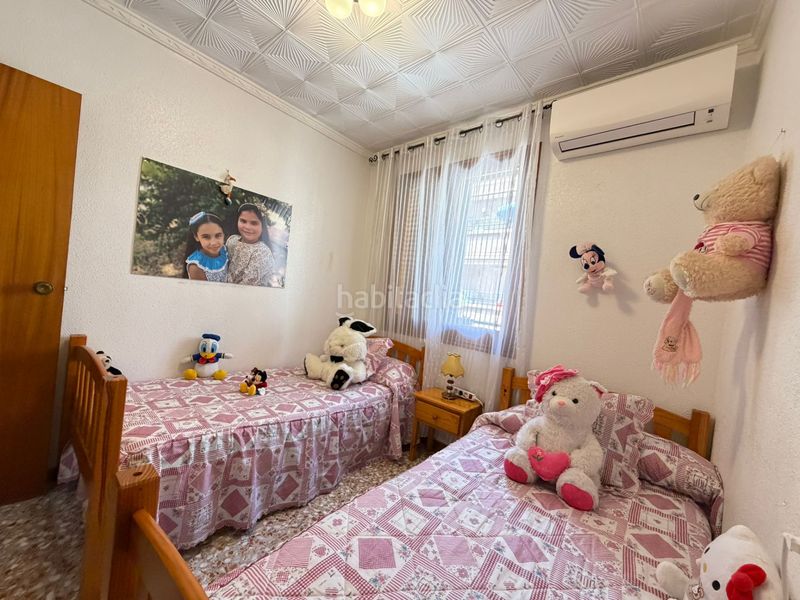 Foto b3f7d882-6b62-4ca5-87c3-c3bf09d8403d. Casa amb xemeneia aparcament a Zona Playa de los Locos Torrevieja
