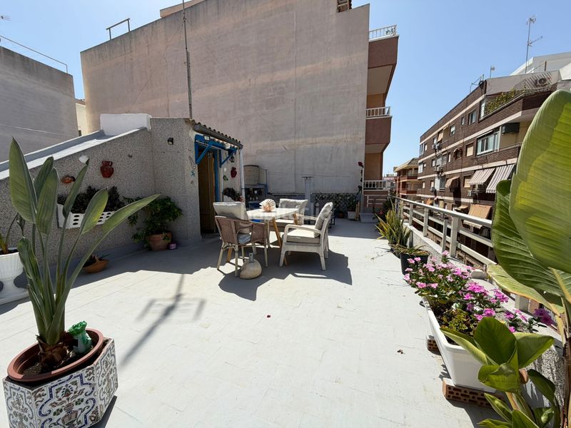Foto dd6793bd-80d5-45ae-b1dc-1453ca5d236c. Casa amb xemeneia aparcament a Zona Playa de los Locos Torrevieja