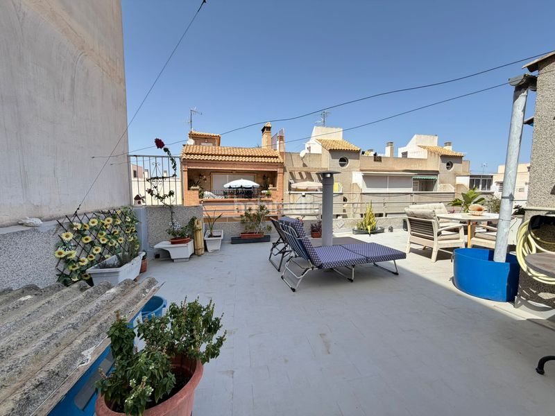 Foto e14d42ae-b273-40d3-b970-e01785209d50. Casa amb xemeneia aparcament a Zona Playa de los Locos Torrevieja