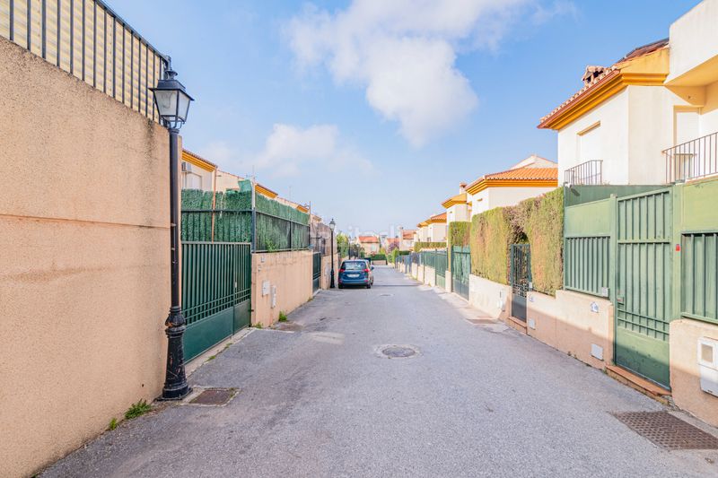 Foto beca0436-4b3b-4666-82eb-9ea8535532aa. Casa amb aparcament a Alfacar