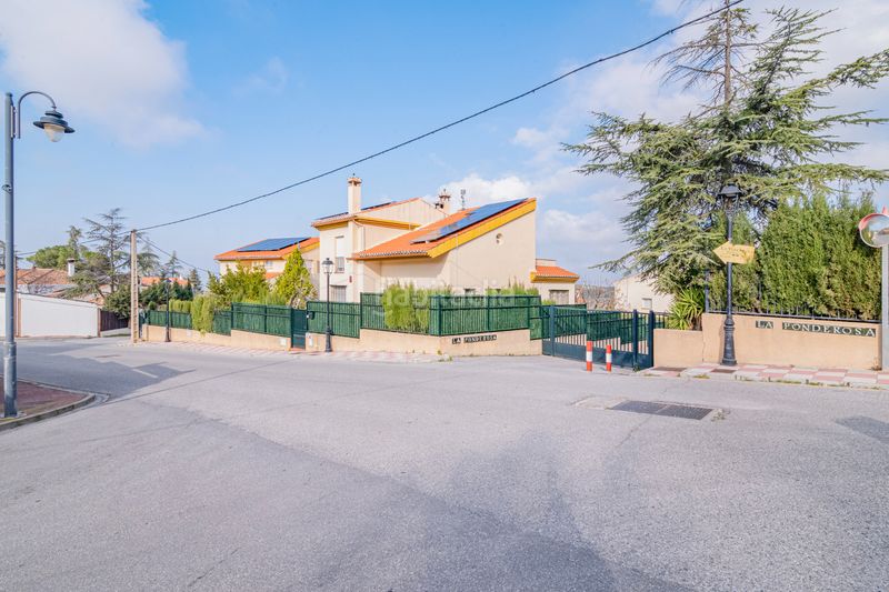 Foto f1fbf884-b3d1-4b21-a7f6-d6e101d48775. Casa amb aparcament a Alfacar