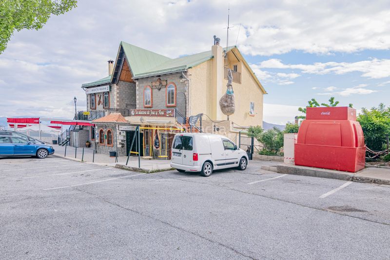 Foto f9dbe9e7-5af0-4e00-afe6-fd115028d182. Edificio in Güéjar Sierra