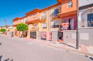 Reihenhaus  Calle miguel de unamuno. Casa adosada con amplio garaje y patio en zona tranquila