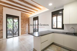 Piso  Plaça del fènix. Piso reformado ubicado en una finca clásica, en el barrio de la
