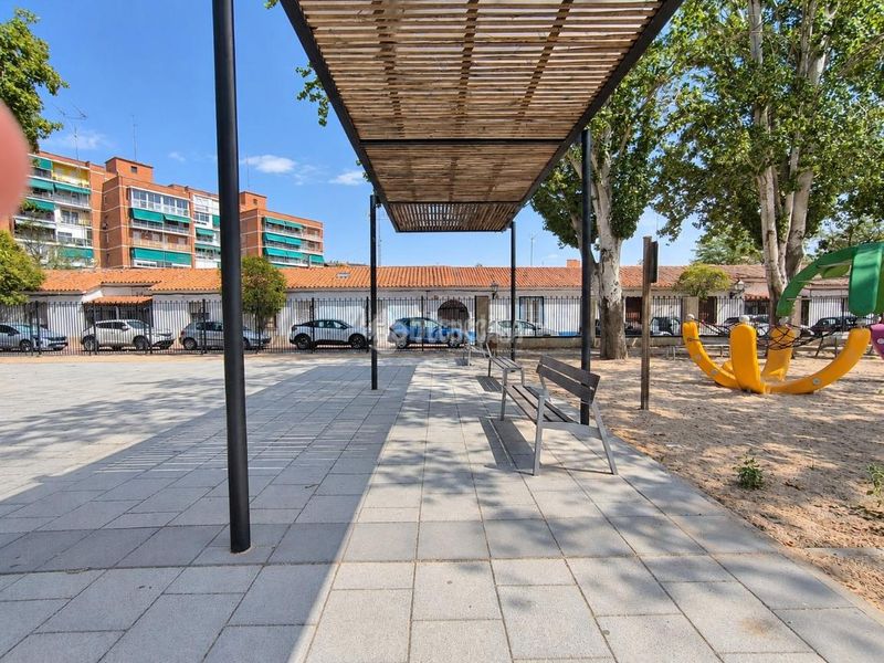 Foto d4162d25-6e95-42fd-8658-716ebc049f56. Casa aparellada a Val Alcalá de Henares