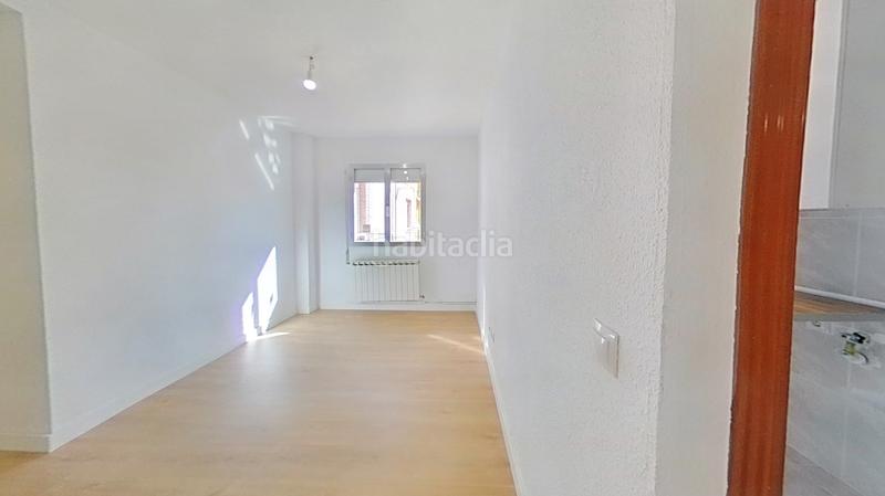 Foto db6053a3-c414-4da4-a723-931a695e8e7f. Alquiler piso en Numancia Madrid