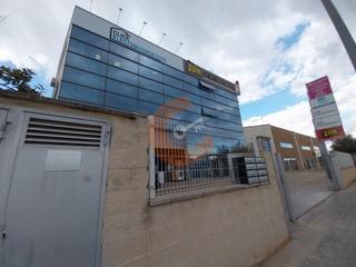 Lloguer Local Comercial  Poniol. Local en alquiler en la muntanyeta, 1 dormitorio.