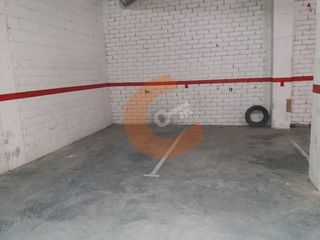 Miete Autoparkplatz in Centre. Garaje en alquiler en centro.