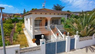 House  Barcelona. Casa en venta en les peces, 3 dormitorios.