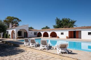 Proprit dans Aixarmadas, parcela 28, poligono 37. Masa rstica renovada con gran piscina y pista de tenis en mont