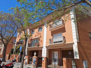 Casa a Francesc artiga sard� 3. Gran casa adosada en pleno centro de salou