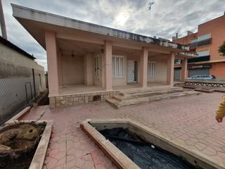 Xalet a Calle santa águeda 40. Villa urbana para renovar o suelo construible en catral