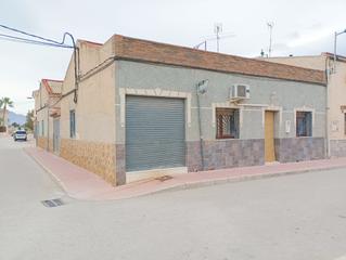 Casa en Crevillente. Casa con almacén de gran tamaño en san felipe neri