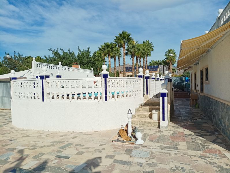 Foto c56560ef-f2ce-4b6a-9943-80940379a870. Masia amb xemeneia calefacció aparcament piscina a Albatera