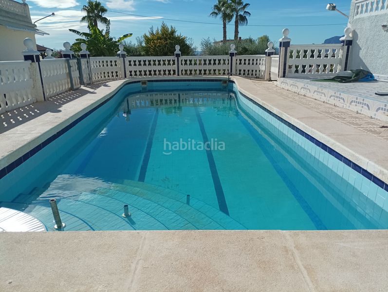 Foto ccaf2599-166c-433d-a3d1-b9f72893584b. Masia amb xemeneia calefacció aparcament piscina a Albatera