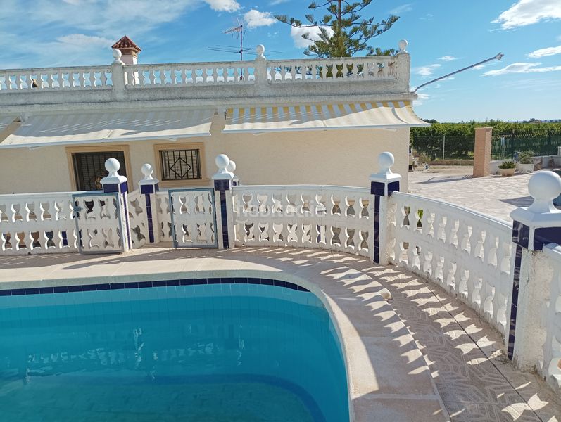 Foto cce7c698-3bf6-4752-babb-e543154b8430. Masia amb xemeneia calefacció aparcament piscina a Albatera