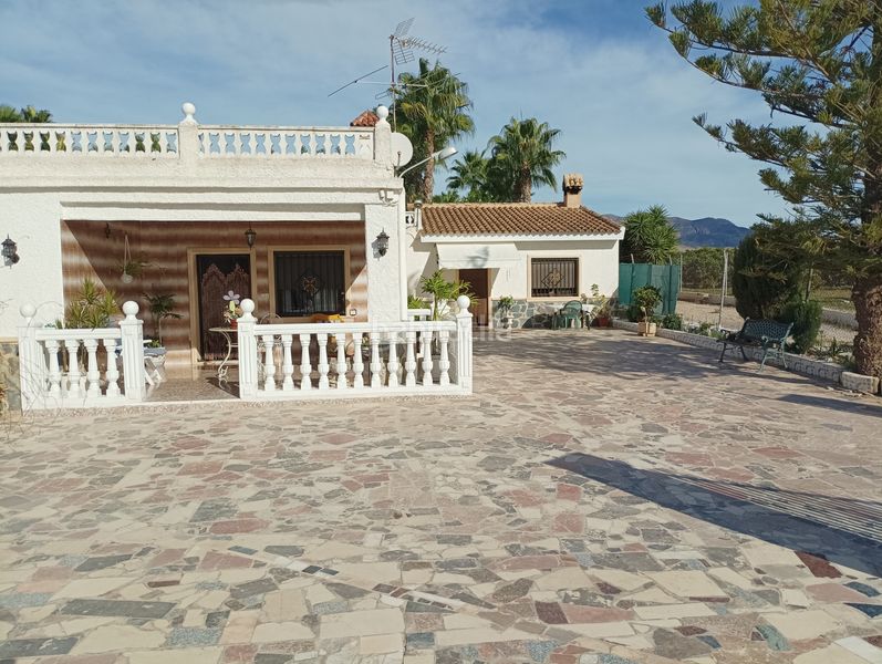 Foto dee875eb-0d99-4f46-8ca1-3fc5541819e4. Masia amb xemeneia calefacció aparcament piscina a Albatera