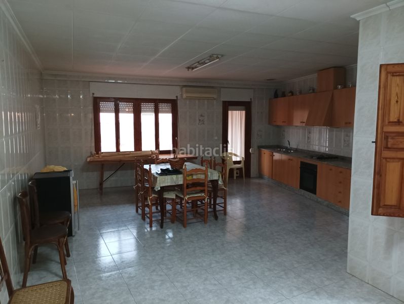Foto 32f8d69e-a4d9-4b32-ba1d-4516cedc1273. Casa adossada amb aparcament a Catral