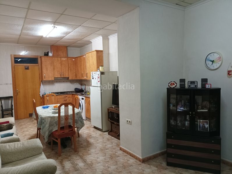 Foto 5776d550-7287-4326-b8cf-73c235845c80. Casa adossada amb aparcament a Catral