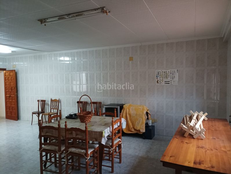Foto bc21d9fb-68fe-49a9-877d-b2e8c0f10f62. Casa adossada amb aparcament a Catral