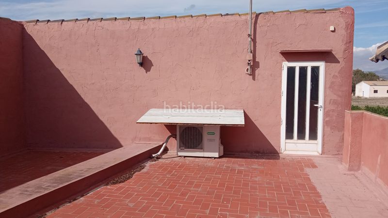 Foto 7e6e81dc-2e0b-4c25-a68a-e39e450e5997. Xalet amb xemeneia calefacció aparcament a Catral