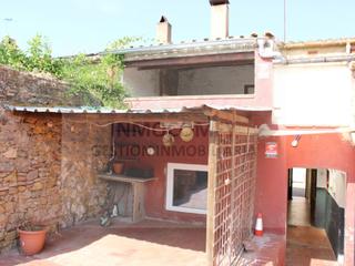 Maison à Calle sant josep 23. Casa en venta en la bisbal dempordà