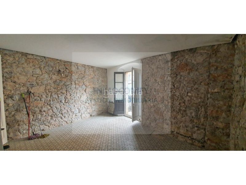 Foto b8265263-1e78-4cd1-8fc6-a189267ee41f. Edifici a Torroella de Montgrí