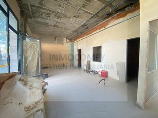 Locale commerciale  Avenida josep irla. Local en venta en la bisbal dempordà