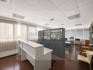 Locale commerciale  Calle josep m folch i torras. Local en venta en la bisbal dempordà